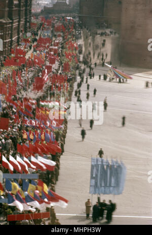 Scène de rue le jour de mai, place Rouge, Moscou, URSS Banque D'Images