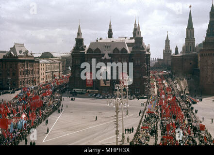 Scène de rue le jour de mai, place Rouge, Moscou, URSS Banque D'Images