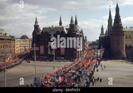 Scène de rue le jour de mai, place Rouge, Moscou, URSS Banque D'Images