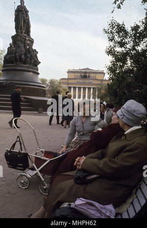 Personnes assises sur un banc, Leningrad, URSS Banque D'Images