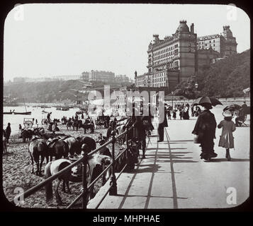 Estran Road, Scarborough, North Yorkshire, avec la plage et la mer sur la gauche, et le Grand Hôtel sur la droite. Date : vers 1900 Banque D'Images