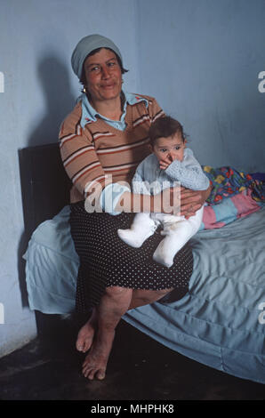 Femme palestinienne et son enfant dans la maison palestinienne, en Cisjordanie, à Jérusalem, l'israélo-palestinien Banque D'Images