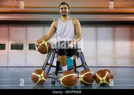 Mobilité sport hommes détente tout en jouant au basket-ball intérieur un terrain de basket-ball Banque D'Images