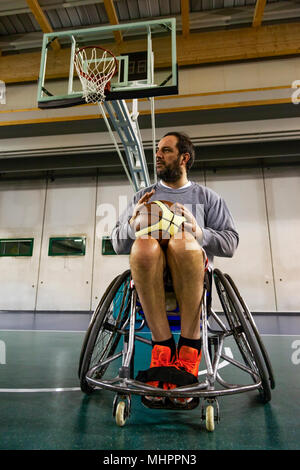 Mobilité sport hommes détente tout en jouant au basket-ball intérieur un terrain de basket-ball Banque D'Images