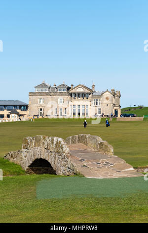 Vue extérieure du club house du Club de Golf Royal and Ancient (R&A) et le célèbre vieux pont sur Swilken Swilken Burn sur 18e trou atOld en cours Banque D'Images