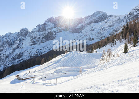 Sur une piste de ski skieurs au pied de la face nord de la Presolana, Val di Scalve, district de Bergame, Lombardie, Italie, Europe du Sud. Banque D'Images