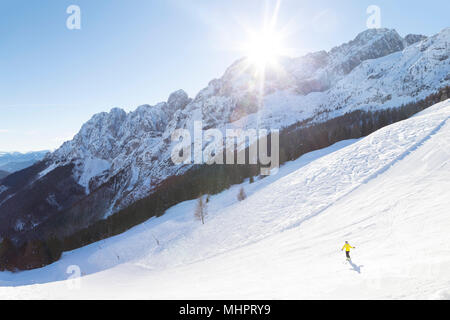 Sur une piste de ski skieurs au pied de la face nord de la Presolana, Val di Scalve, district de Bergame, Lombardie, Italie, Europe du Sud. Banque D'Images