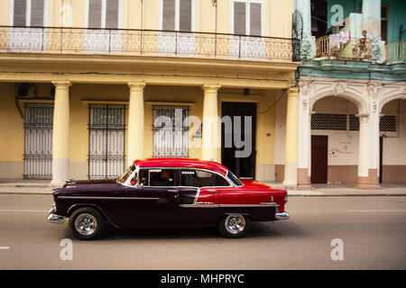 La Havane, Cuba - 11 décembre 2017 : Vieille voiture classique dans une rue de la vieille Havane Banque D'Images