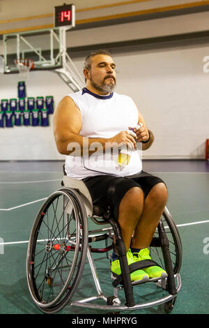 Mobilité sport hommes détente tout en jouant au basket-ball intérieur un terrain de basket-ball Banque D'Images