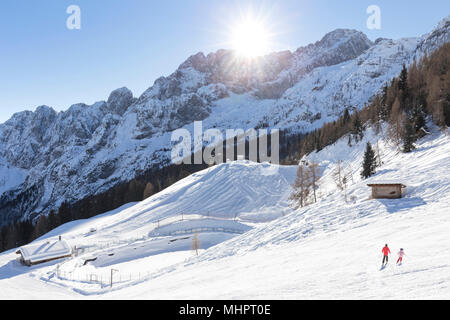Sur une piste de ski skieurs au pied de la face nord de la Presolana, Val di Scalve, district de Bergame, Lombardie, Italie, Europe du Sud. Banque D'Images