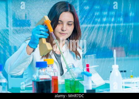 Les scientifiques le mélange des produits chimiques. Expérience chimique Banque D'Images