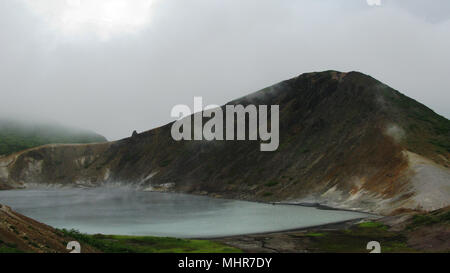 Le lac de vapeur dans le cratère du volcan de l'île de Kunashir Golovnina, Kurily, Russie Banque D'Images