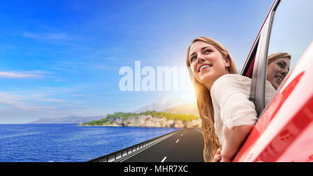 Vacances ou Voyage. Belle fille blonde en voiture sur la route de la mer. Banque D'Images