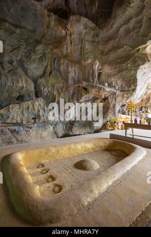 L'empreinte du Bouddha et ressemblant à l'intérieur de l'éléphant de stalactites Tham Sang (ou Xang) Grotte, également connu sous le nom de Elephant Cave, près de Vang Vieng au Laos. Banque D'Images