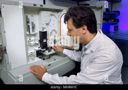 Centres de contrôle des maladies de la méningite et d'agents pathogènes spéciaux (MSPB), Roger laboratorian Morey, effectuer le séquençage d'ADN, 2005. Image courtoisie Centres for Disease Control (CDC) / Maryam I. Daneshvar. () Banque D'Images