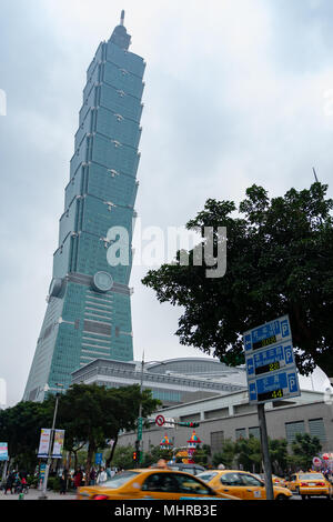 La tour Taipei 101, un gratte-ciel dans le quartier de Xinyi, low angle view, looking up, Taipei, Taiwan Banque D'Images