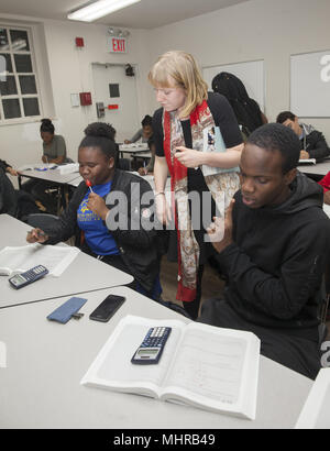 Au collège les élèves du secondaire participent à un programme de préparation de l'ordre maintenant pour les tests SAT et remplir des demandes de collège, après l'école pr Banque D'Images