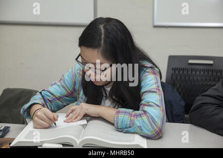 Au collège les élèves du secondaire participent à un programme de préparation de l'ordre maintenant pour les tests SAT et remplir des demandes de collège, après l'école pr Banque D'Images