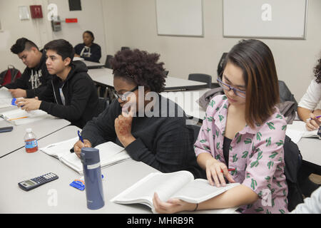 Au collège les élèves du secondaire participent à un programme de préparation de l'ordre maintenant pour les tests SAT et remplir des demandes de collège, après l'école pr Banque D'Images