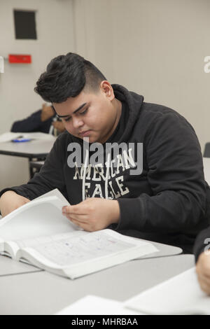 Au collège les élèves du secondaire participent à un programme de préparation de l'ordre maintenant pour les tests SAT et remplir des demandes de collège, après l'école pr Banque D'Images