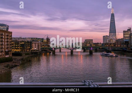 La ville de Londres. Un paysage urbain pf la Tamise avec le Shard building et le Tower Bridge, vu de l'Millennium Bridge Banque D'Images