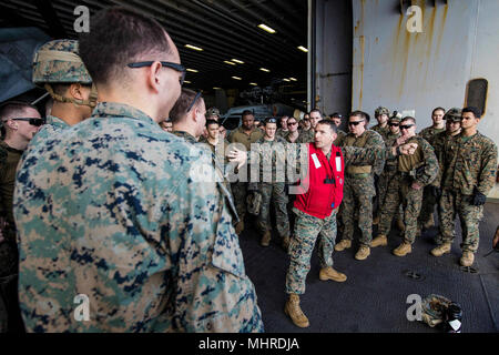 Mer Méditerranée (6 mars 2018) Les Marines américains affectés à la récupération d'aéronefs tactiques Personnel (TRAP), l'équipe 26e Marine Expeditionary Unit (MEU), écouter un exposé sur les mesures de sécurité avant le début de descendre en rappel la formation, à bord de la classe Wasp-navire d'assaut amphibie USS Iwo Jima (DG 7), le 6 mars 2018. Iwo Jima et la 26e MEU mènent des opérations navales dans la sixième flotte américaine zone d'opérations. (U.S. Marine Corps Banque D'Images