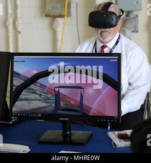 John Dailey, président de l'Mugu chapter de l'Association des Old Crows, s'essaie au vol de réalité virtuelle lors de la 47e Symposium annuel de Guerre Électronique Collaborative Base navale à Ventura County le 15 mars dans la région de Point Mugu, Californie. (U.S. Navy Banque D'Images