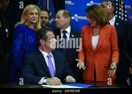 New York, USA. 1er mai 2018. (L à R) U.S. Rep. Carolyn Maloney (D-NY), gouverneur de New York Andrew Cuomo, U.S. Rep. Jerrold Nadler (D-NY) et leader de la minorité de la Chambre Nancy Pelosi (D-CA) regardez sur après Cuomo a signé un projet de loi sur la sécurité des armes à feu au John Jay College, le 1 mai, 2018 à New York. Crédit : Erik Pendzich/Alamy Live News Banque D'Images
