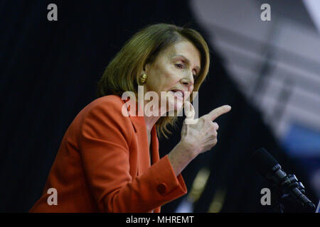 New York, USA. 1er mai 2018. Chef de la minorité de la Chambre Nancy Pelosi (D-CA) prend la parole lors d'un projet de loi à l'événement signature John Jay College, le 1 mai, 2018 à New York. Crédit : Erik Pendzich/Alamy Live News Banque D'Images