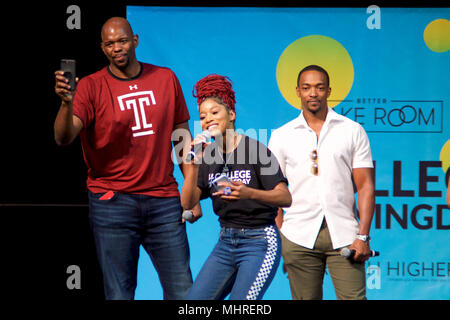 Philadelphie, USA. 2 Mai 2018Michelle Obama est rejoint par les étudiants, des étoiles, des artistes et des athlètes pour la cinquième Journée annuelle de signature Collège, hébergé par viser plus haut, à l'Université Temple's Liacouras Center dans le nord de Philadelphie, le 2 mai 2018. L'ancienne Première dame est rejoint par 7.000 étudiants et (scène) stars, les artistes et les athlètes y compris Bradley Cooper, Rebel Wilson, Zendaya, Robert De Niro, Camila Cabello, Questlove, Anthony Mackie et Janelle Monae. Credit : Bastiaan Slabbers/Alamy Live News Banque D'Images
