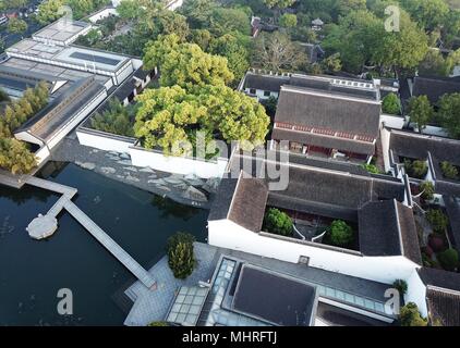 2 mai 2018 - Suzhou, Suzhou, Chine - Suzhou, Chine 2e Mai 2018:Musée de Suzhou est situé dans le district de Gusu Suzhou, Chine, à l'est de la province de Jiangsu.Le musée a été conçu par le célèbre architecte sino I. M. Pei et ouvert aux visiteurs en octobre 2006. Ce musée est riche en porcelaines, reliques de la révolution, et plus particulièrement de l'artisanat, céladon fonctionne, les calligraphies et peintures de la Dynastie Ming et Qing (1368-1911) qui incarne parfaitement l'histoire, l'art, et la culture de Suzhou et Delta du Fleuve Yangtze. Suzhou Museum obéit au thème de la "conception pour la Chine". Il combine la pièce moderne Banque D'Images