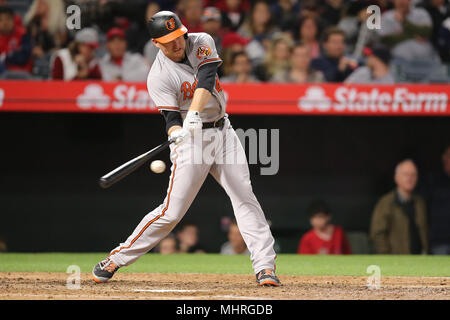 2 mai 2018 : Baltimore Orioles frappeur Mark Trumbo (45) est en contact à la plaque dans le jeu entre le Baltimore Orioles et Los Angeles Angels of Anaheim, Angel Stadium d'Anaheim, CA, photographe : Peter Renner and Co Banque D'Images