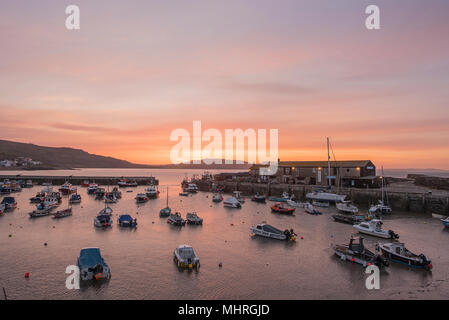 Météo, UK. 3e mai 2018. Belles couleurs sur le port de Lyme Regis, dans le Dorset comme les températures de mai lieu à temps pour le week-end férié et le festival annuel de combustibles. Credit : Celia McMahon/Alamy Banque D'Images