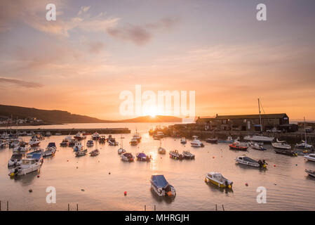 Météo, UK. 3e mai 2018. Belles couleurs sur le port de Lyme Regis, dans le Dorset comme les températures de mai lieu à temps pour le week-end férié et le festival annuel de combustibles. Credit : Celia McMahon/Alamy Banque D'Images