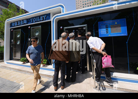 Zhengzhou, Zhengzhou, Chine. 3 mai, 2018. Zhengzhou, Chine, 3e Mai 2018 : la première toilette publique intelligente est mise en service à Zhengzhou, province du Henan en Chine centrale. La toilette peut fournir aux gens des tissus et gel antibactérien automatiquement. Crédit : SIPA Asie/ZUMA/Alamy Fil Live News Banque D'Images