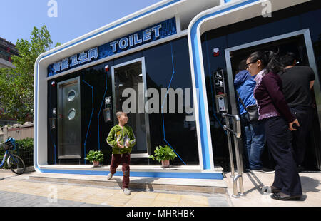 Zhengzhou, Zhengzhou, Chine. 3 mai, 2018. Zhengzhou, Chine, 3e Mai 2018 : la première toilette publique intelligente est mise en service à Zhengzhou, province du Henan en Chine centrale. La toilette peut fournir aux gens des tissus et gel antibactérien automatiquement. Crédit : SIPA Asie/ZUMA/Alamy Fil Live News Banque D'Images