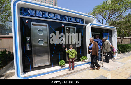 Zhengzhou, Zhengzhou, Chine. 3 mai, 2018. Zhengzhou, Chine, 3e Mai 2018 : la première toilette publique intelligente est mise en service à Zhengzhou, province du Henan en Chine centrale. La toilette peut fournir aux gens des tissus et gel antibactérien automatiquement. Crédit : SIPA Asie/ZUMA/Alamy Fil Live News Banque D'Images