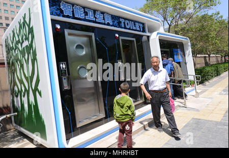Zhengzhou, Zhengzhou, Chine. 3 mai, 2018. Zhengzhou, Chine, 3e Mai 2018 : la première toilette publique intelligente est mise en service à Zhengzhou, province du Henan en Chine centrale. La toilette peut fournir aux gens des tissus et gel antibactérien automatiquement. Crédit : SIPA Asie/ZUMA/Alamy Fil Live News Banque D'Images