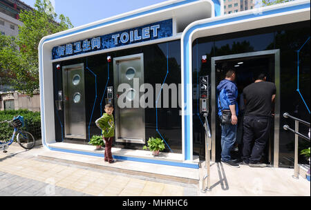 Zhengzhou, Zhengzhou, Chine. 3 mai, 2018. Zhengzhou, Chine, 3e Mai 2018 : la première toilette publique intelligente est mise en service à Zhengzhou, province du Henan en Chine centrale. La toilette peut fournir aux gens des tissus et gel antibactérien automatiquement. Crédit : SIPA Asie/ZUMA/Alamy Fil Live News Banque D'Images