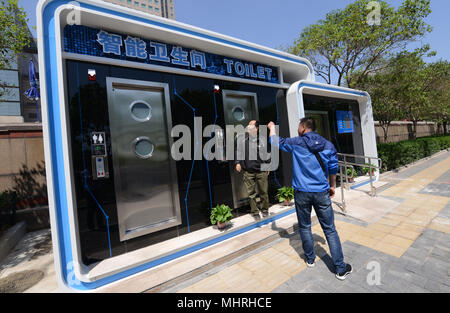 Zhengzhou, Zhengzhou, Chine. 3 mai, 2018. Zhengzhou, Chine, 3e Mai 2018 : la première toilette publique intelligente est mise en service à Zhengzhou, province du Henan en Chine centrale. La toilette peut fournir aux gens des tissus et gel antibactérien automatiquement. Crédit : SIPA Asie/ZUMA/Alamy Fil Live News Banque D'Images