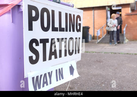 Worcester, Royaume-Uni - Jeudi 3 mai 2018 - Élections locales aujourd'hui pour la ville de Worcester Conseil avec un tiers des sièges du conseil jusqu'à l'élection. Les électeurs vu quitter la pub Portobello vote après le vote. Photo Steven Mai / Alamy Live News Banque D'Images