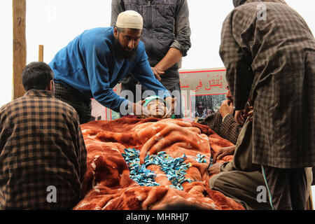 Shopian, Jammu-et-Cachemire, en Inde. 3 mai, 2018. Les gens assistent à la cérémonie funéraire d'un adolescent Umar Kumar dans Pinjoora quelque 50 kilomètres de Srinagar, la capitale d'été du Cachemire sous contrôle indien, 03 mai 2018. Omar a été abattu par les forces gouvernementales après les affrontements éclatent à la suite d'un échange de tirs entre les rebelles et les forces indiennes dans Turkewangam sud domaine de Shopian du Cachemire. Plus tard, les rebelles ont réussi à s'échapper du site de gun-bataille, les résidents locaux a dit. Credit : Faisal Khan/ZUMA/Alamy Fil Live News Banque D'Images