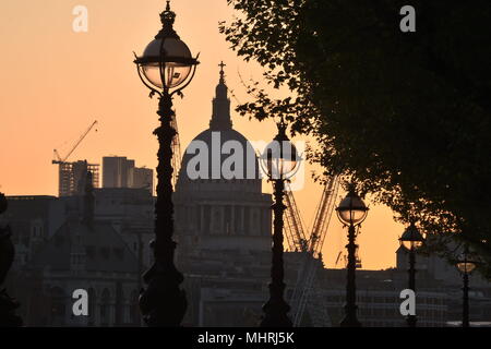 Londres, Royaume-Uni. 3e mai 2018. Aujourd'hui Lever du soleil Photo Jeremy Selwyn Crédit : Evening Standard Banque D'Images