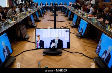 03 mai 2018, l'Allemagne, Berlin : Horst Seehofer, le ministre allemand de l'Intérieur (CSU), affiché sur les moniteurs au cours d'une conférence de presse au ministère. Photo : Kay Nietfeld/dpa Banque D'Images