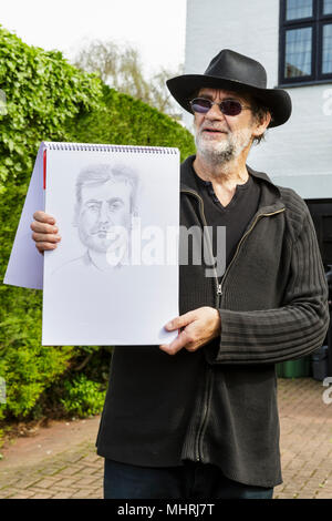 Londres, 3 mai 2018. Militant Local Iain Gordon, qui a précédemment été vu tirant furieusement les hommages au cambrioleur Henry Vincent, a dessiné une image de l'homme mort. Le jour des funérailles de cambrioleur Henry Vincent, militants locaux ici Green ont organisé une veillée et bloquer la route, ayant appris que la famille de Vincent a été la planification pour la procession funéraire le passer par la rue où il est mort. Credit : Imageplotter News et Sports/Alamy Live News Banque D'Images