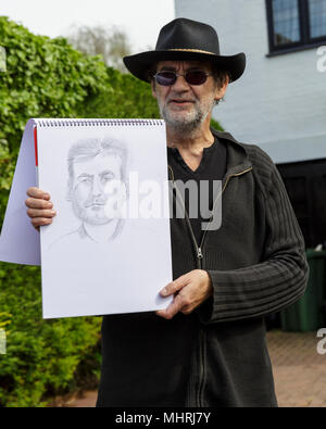 Londres, 3 mai 2018. Militant Local Iain Gordon, qui a précédemment été vu tirant furieusement les hommages au cambrioleur Henry Vincent, a dessiné une image de l'homme mort. Le jour des funérailles de cambrioleur Henry Vincent, militants locaux ici Green ont organisé une veillée et bloquer la route, ayant appris que la famille de Vincent a été la planification pour la procession funéraire le passer par la rue où il est mort. Credit : Imageplotter News et Sports/Alamy Live News Banque D'Images