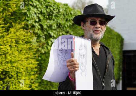 Londres, 3 mai 2018. Militant Local Iain Gordon, qui a précédemment été vu tirant furieusement les hommages au cambrioleur Henry Vincent, a dessiné une image de l'homme mort. Le jour des funérailles de cambrioleur Henry Vincent, militants locaux ici Green ont organisé une veillée et bloquer la route, ayant appris que la famille de Vincent a été la planification pour la procession funéraire le passer par la rue où il est mort. Credit : Imageplotter News et Sports/Alamy Live News Banque D'Images