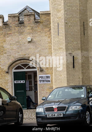 Brentwood, Essex, 3 mai 2018, les jambes d'un agent du scrutin au bureau de vote au Brentwood Cathédrale parat des élections des conseils locaux anglais Ian Davidson Crédit/Alamy Live News Banque D'Images