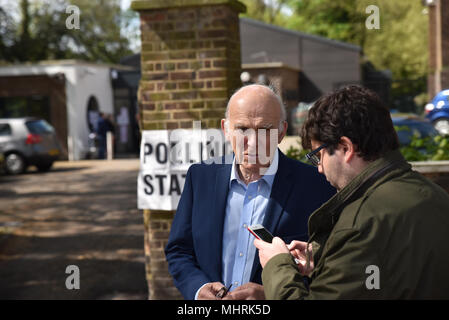 Twickenham, London, UK. 3e mai 2018. Chef du Parti libéral-démocrate Vince Cable à Twickenham le bureau de scrutin pour voter dans les élections locales. Crédit : Matthieu Chattle/Alamy Live News Banque D'Images