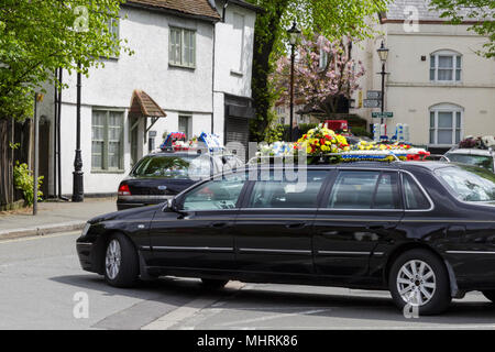 St Mary Cray, Kent, UK, 3 mai 2018.Le service et funérailles de Vincent Henry, l'intrus qui sont morts à la suite d'une lutte avec Richard, Osborn-Brooks est tenu dans la ville tranquille de St Mary Cray sous forte présence policière et de menaces de violence contre des journalistes. Un grand nombre de sa famille et de la communauté sont présents. Credit : Imageplotter News et Sports/Alamy Live News Banque D'Images